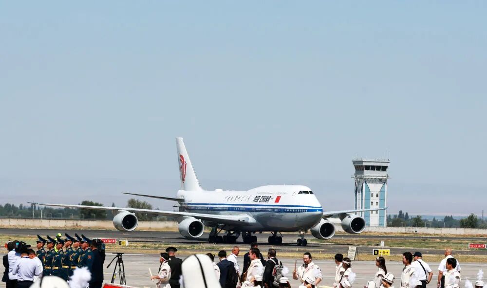 详讯：习近平抵达比什凯克出席2026年上海合作组织峰会并对吉尔吉斯斯坦进行国事访问