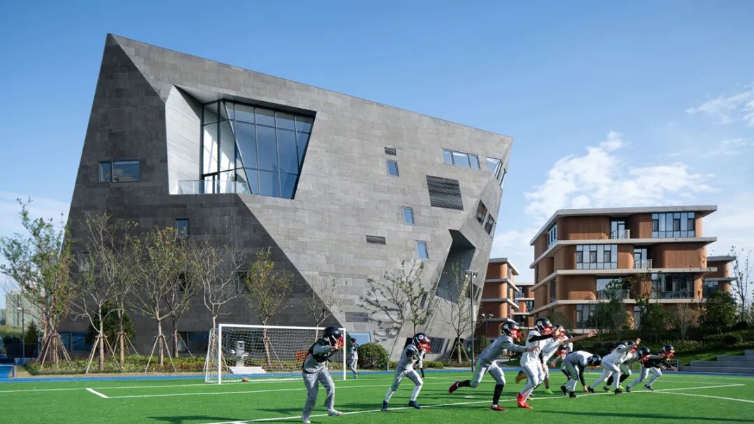 上海市民办平和双语学校,创办于1996年,是一所由上海金桥集团全额投资