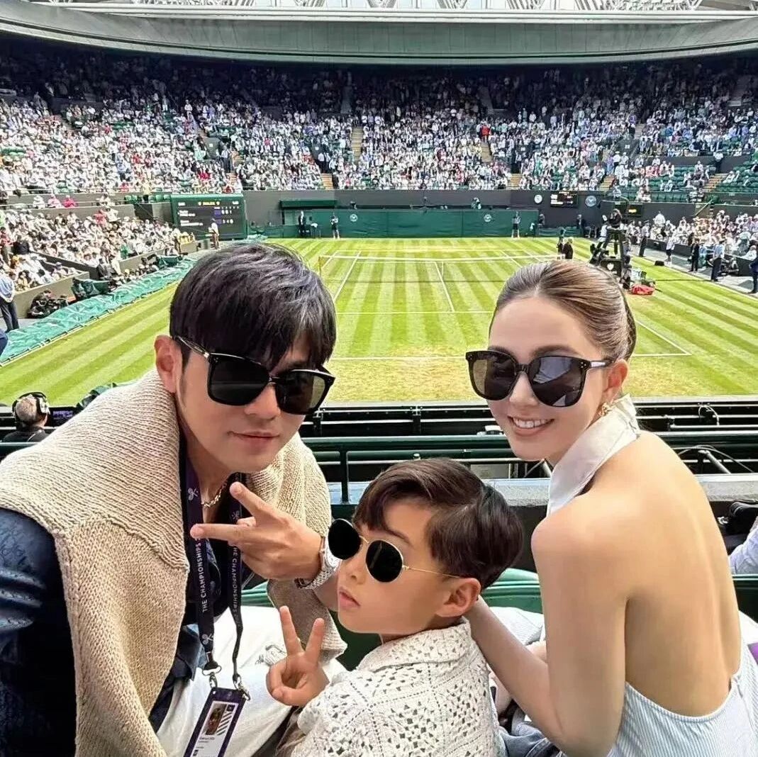 周杰伦老婆晒旅游照,秀傲人上围,与外国男友人搭肩合照好开心