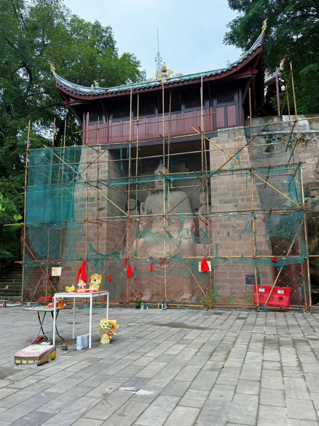 重庆长江中露出600年历史石佛