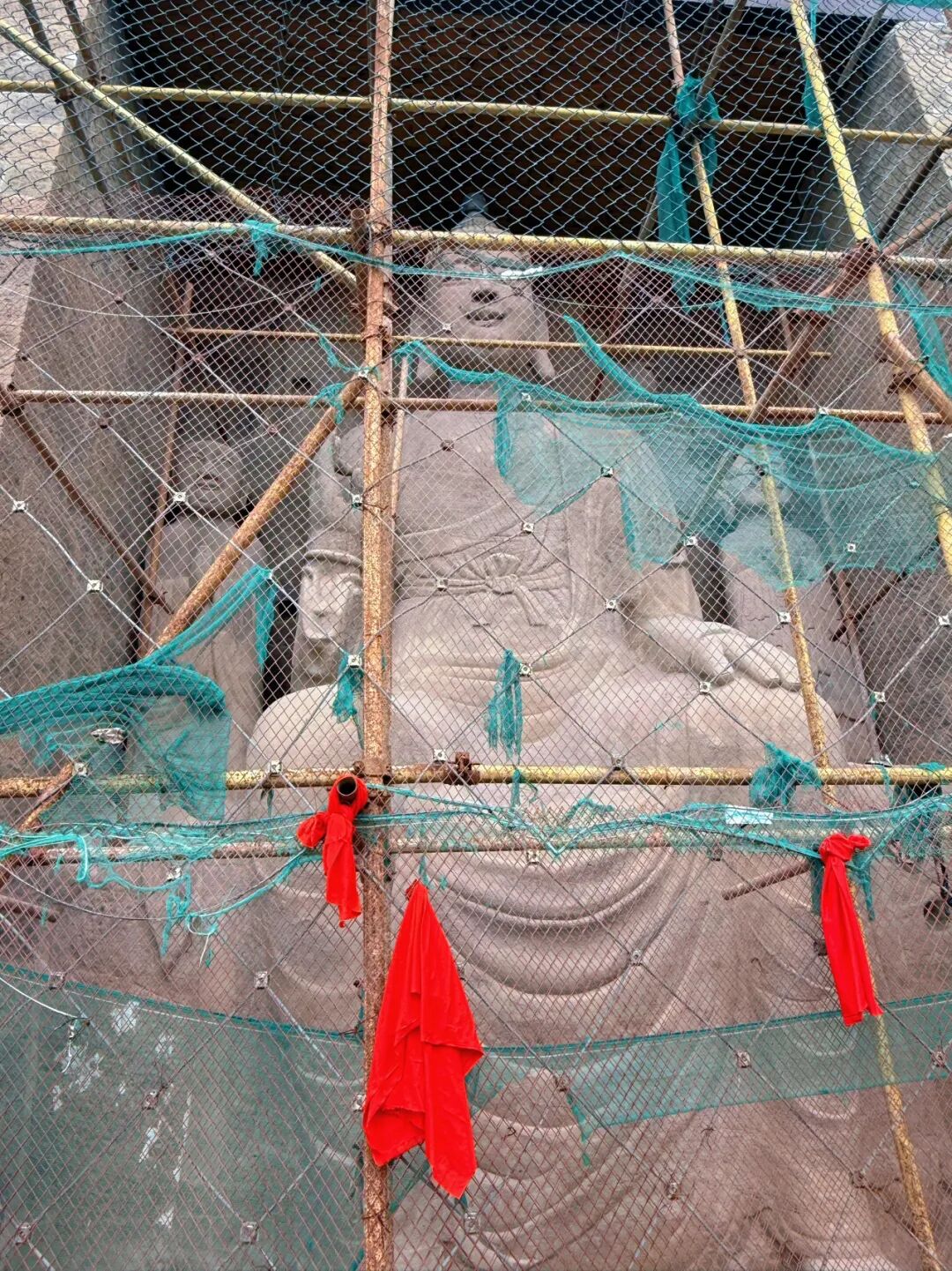 重庆长江中露出600年历史石佛