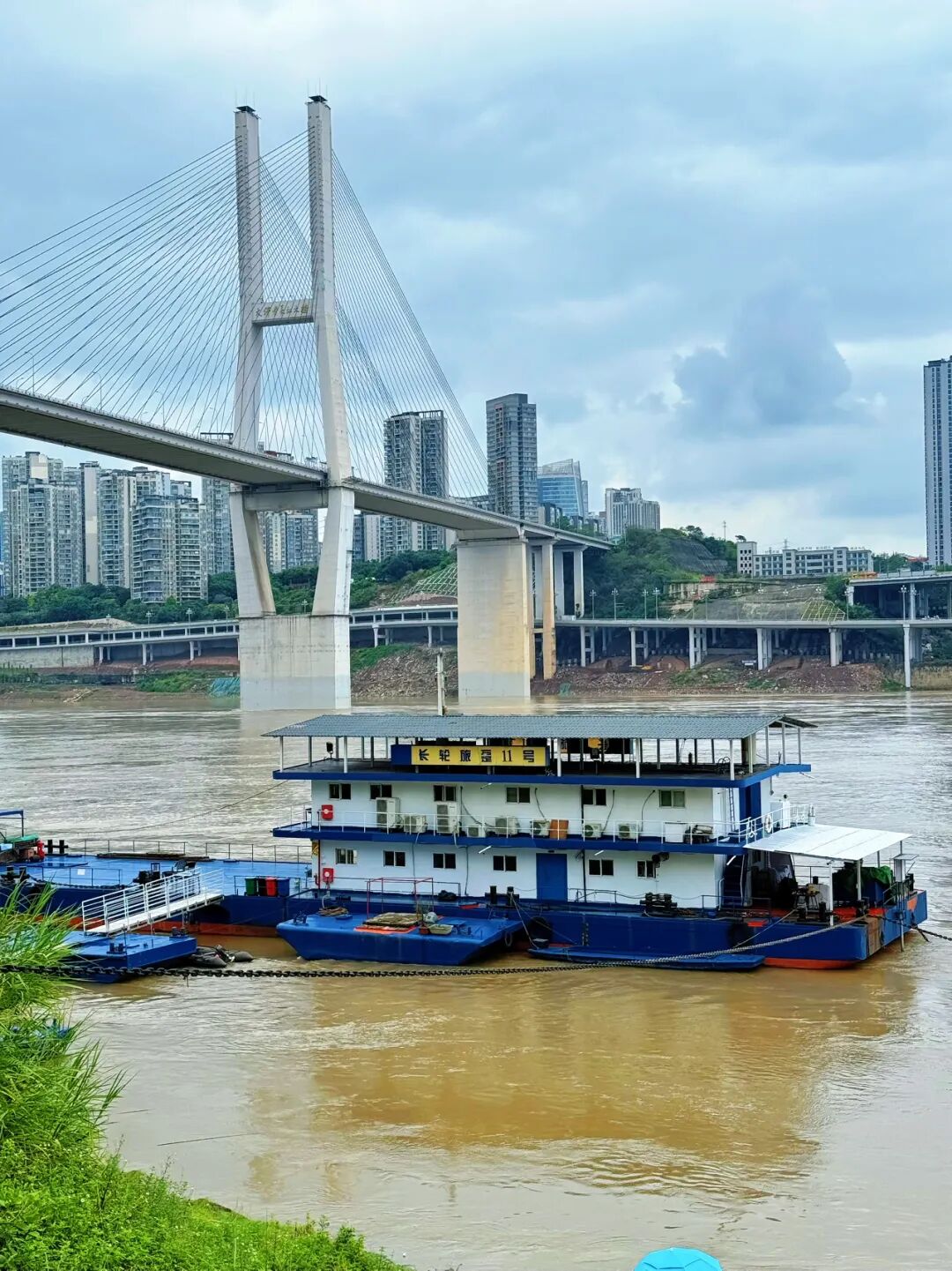 重庆长江中露出600年历史石佛,重庆长江边上600多岁的“大佛”，历经8年时间修缮完成，..