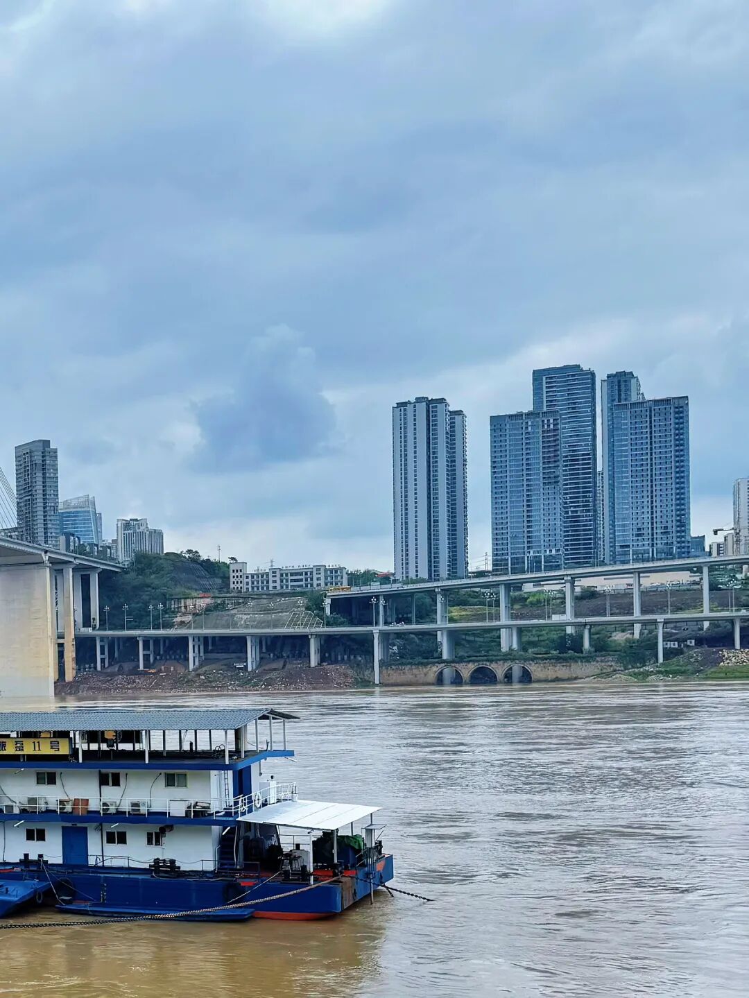 重庆长江中露出600年历史石佛