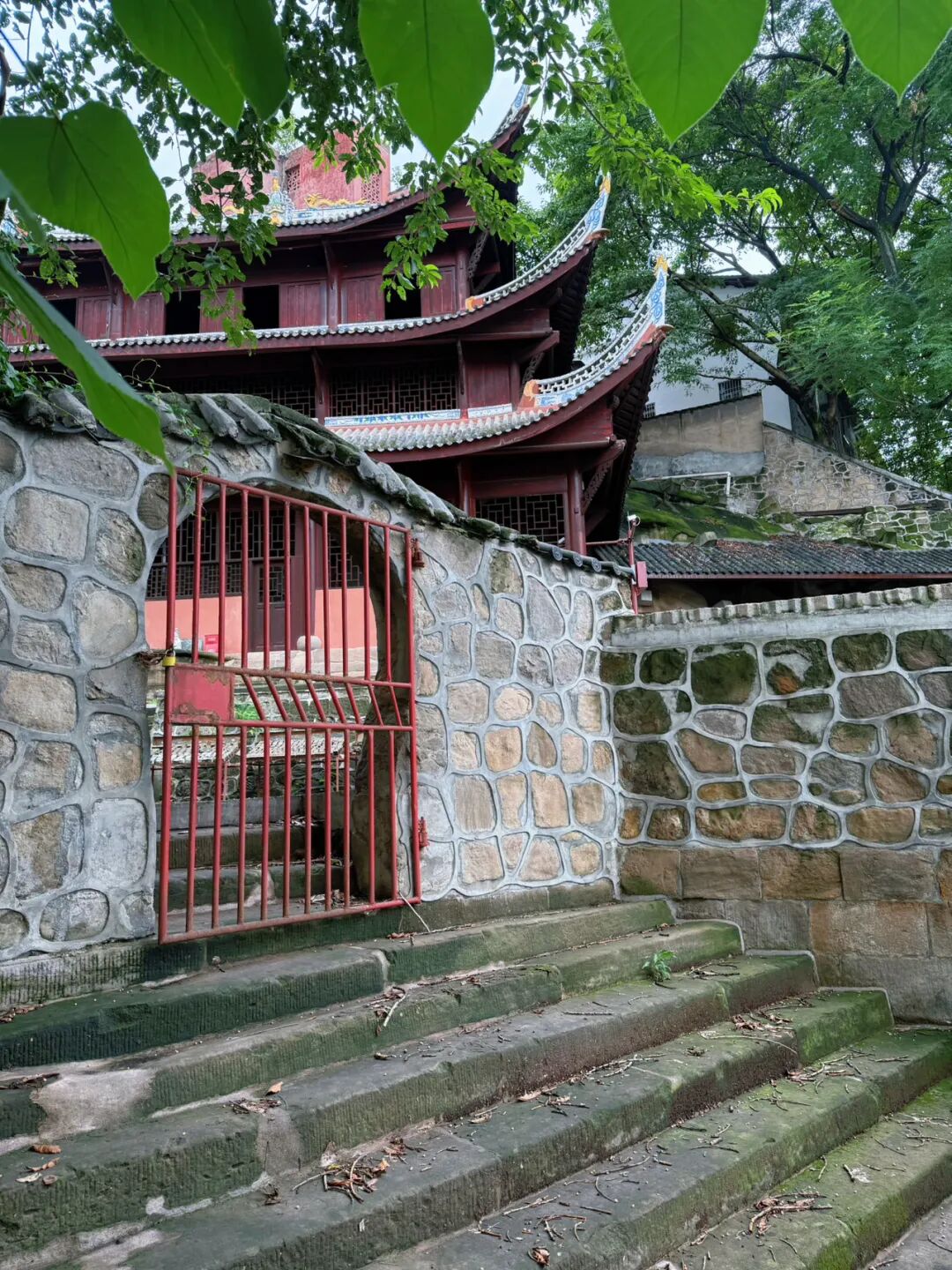 重庆长江中露出600年历史石佛