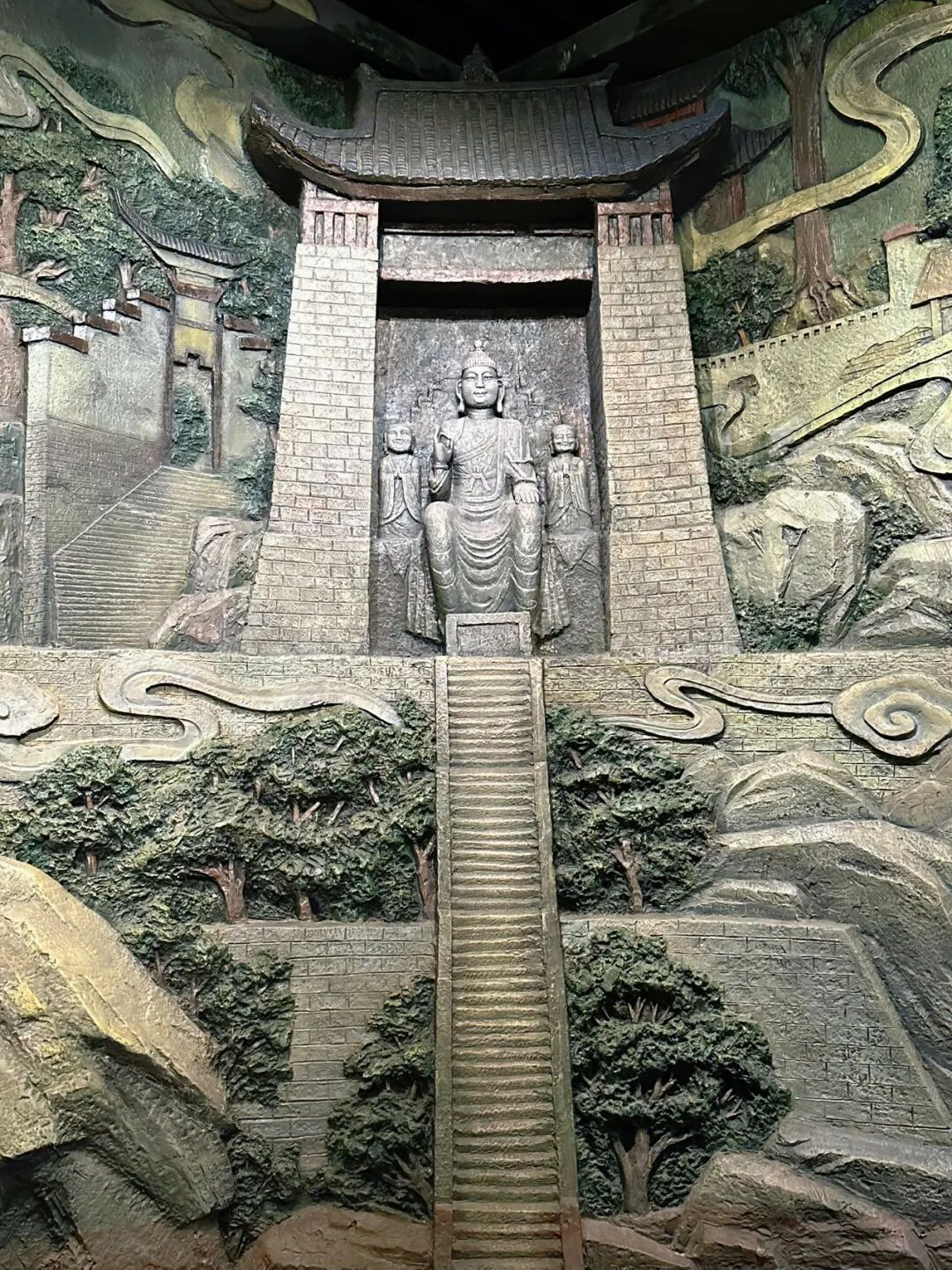 重庆长江中露出600年历史石佛