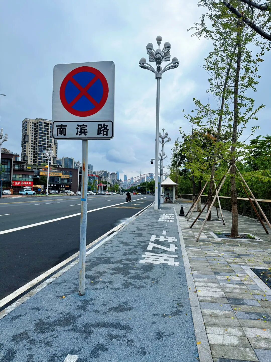 重庆长江中露出600年历史石佛