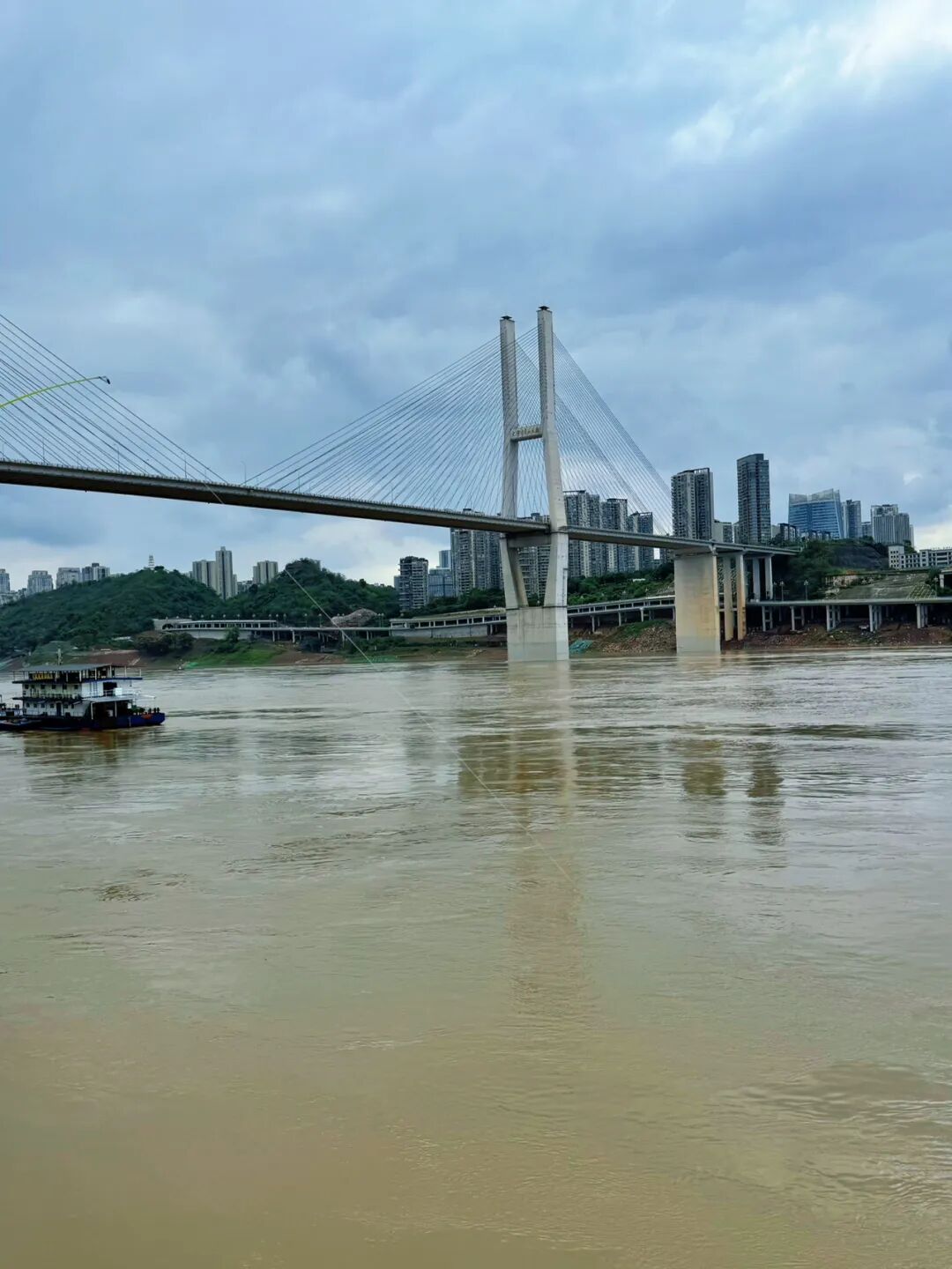 重庆长江中露出600年历史石佛