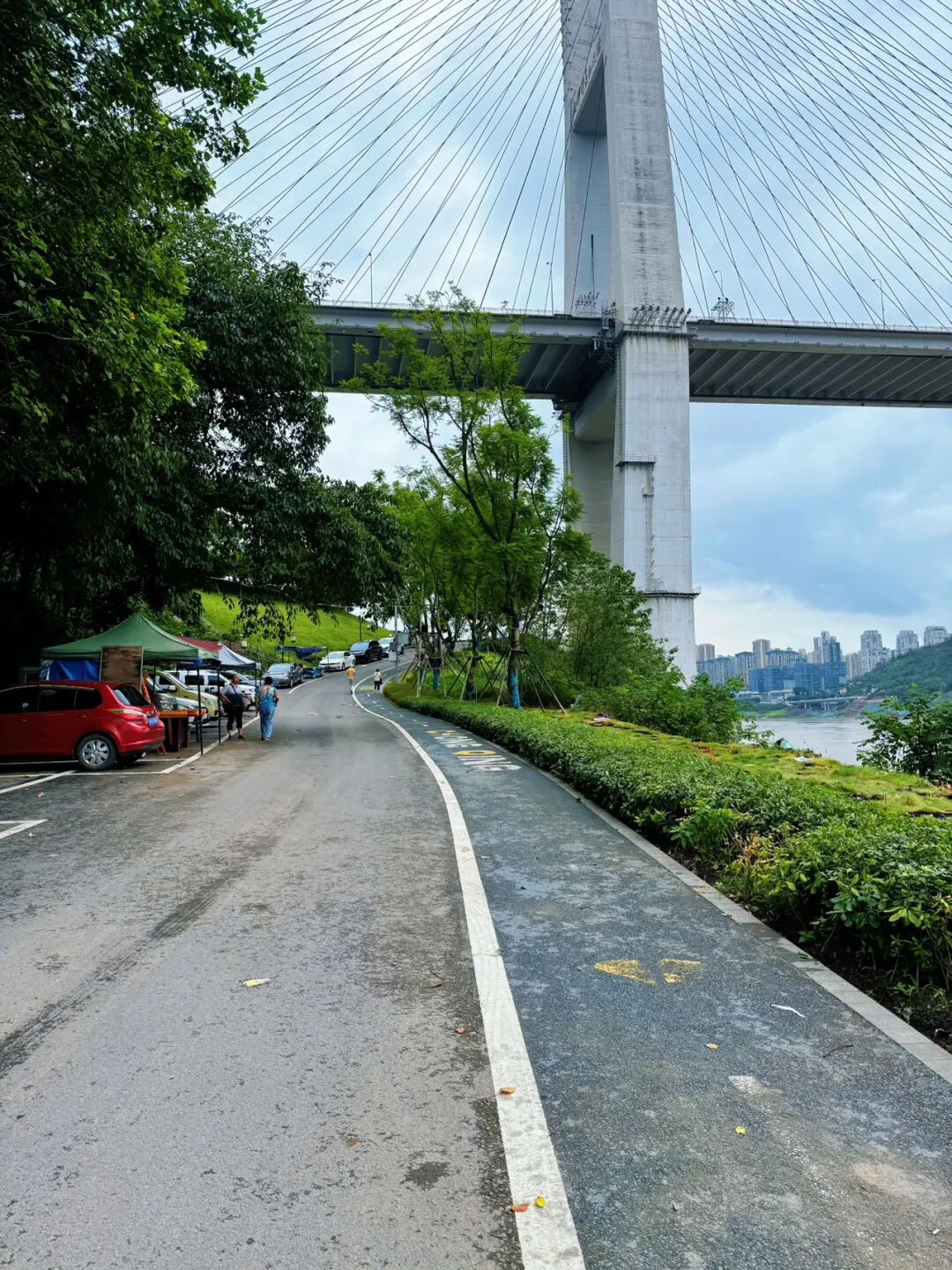 重庆长江中露出600年历史石佛