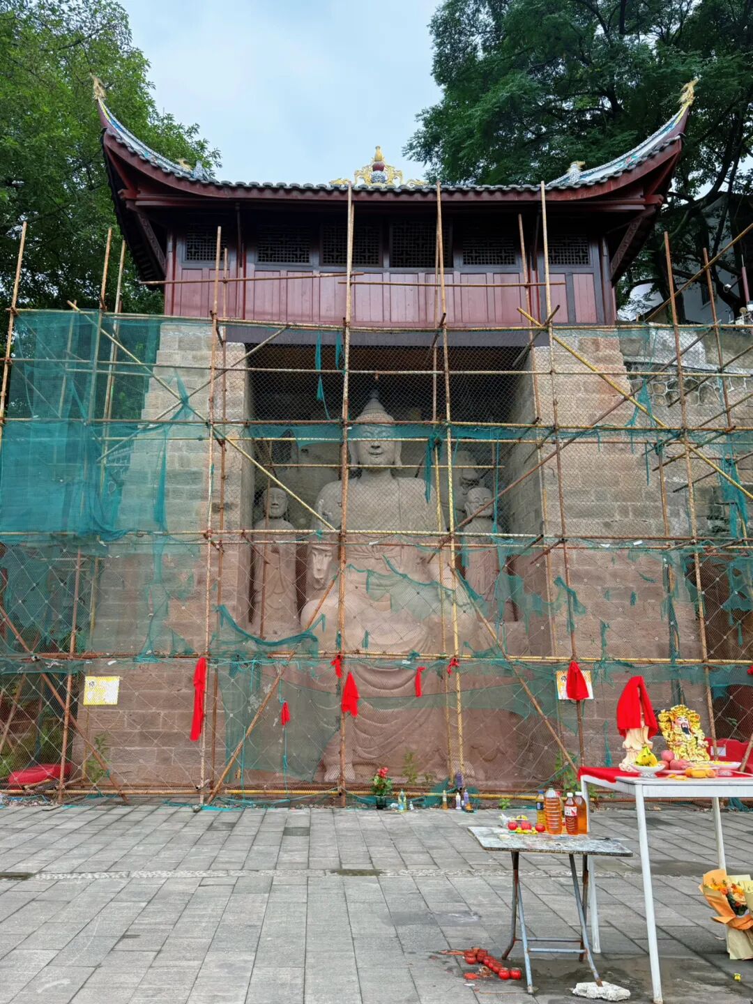 重庆长江中露出600年历史石佛
