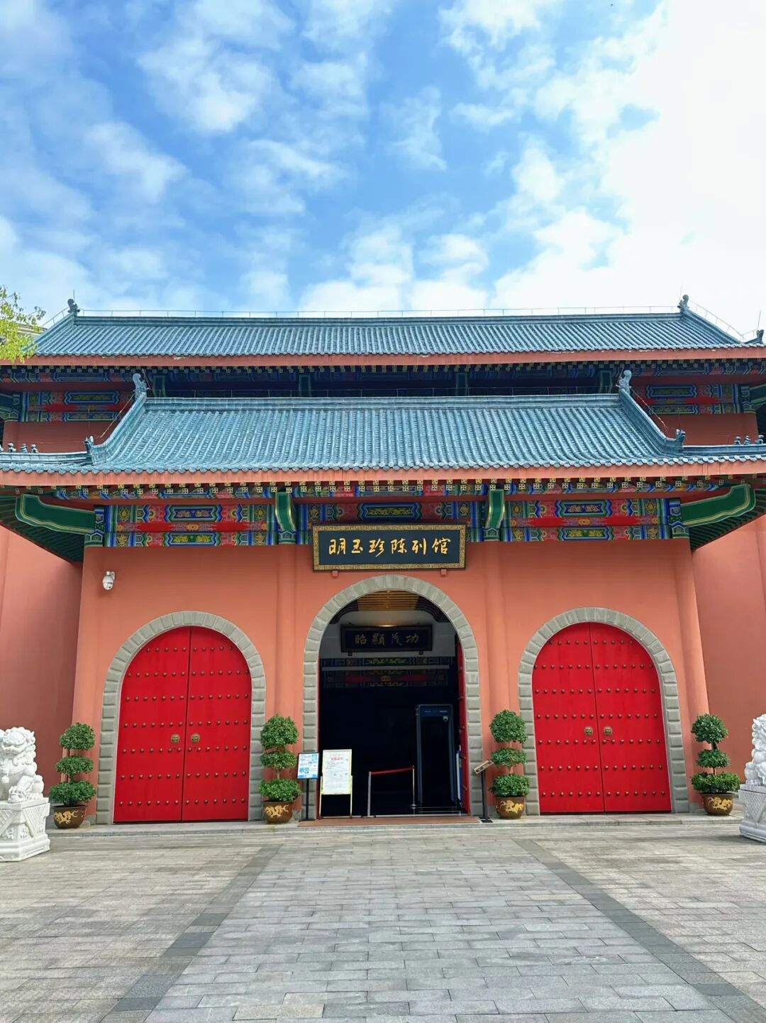 重庆长江中露出600年历史石佛