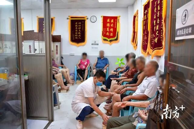 家庭医生“中医服务包”签约服务吸引了不少患者在“家门口”便捷就医。&nbsp;