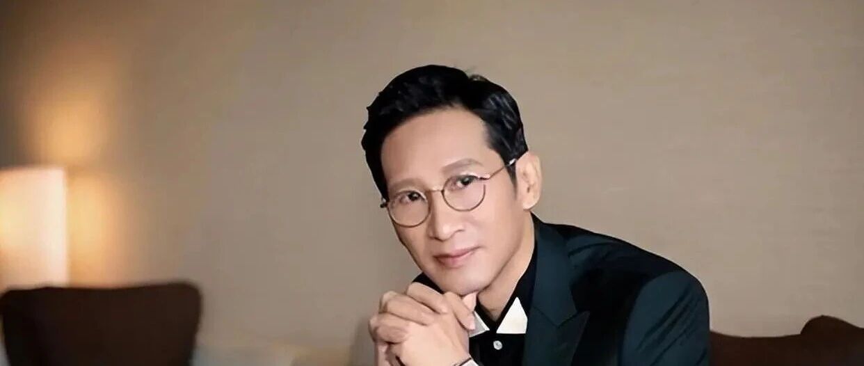 王劲松一杯白水半袋面,演员的路凭啥打动人民日报