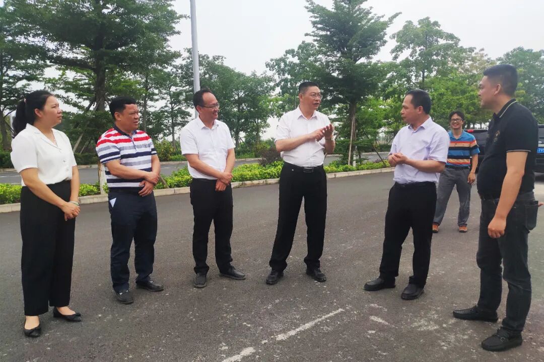 肖明贵到覃塘区调研重大项目建设情况