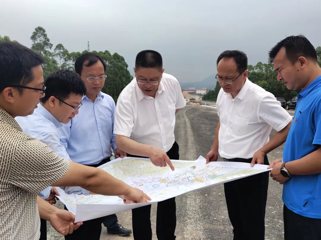 肖明贵到覃塘区调研重大项目建设情况