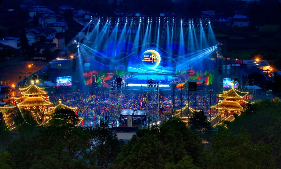 1江油：中央电视台2015年中秋晚会在江油市青莲国际诗歌小镇举办.jpg