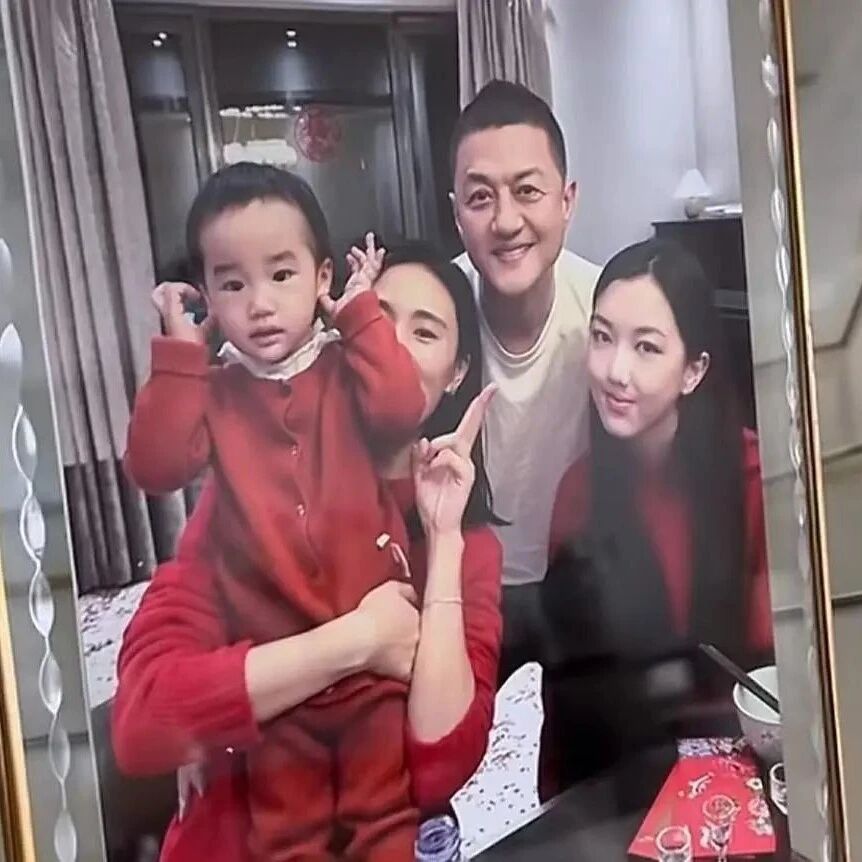 李亚鹏老婆首晒与继女合照,李嫣近照曝光颜值高,嘴唇修复超完美,神似王菲