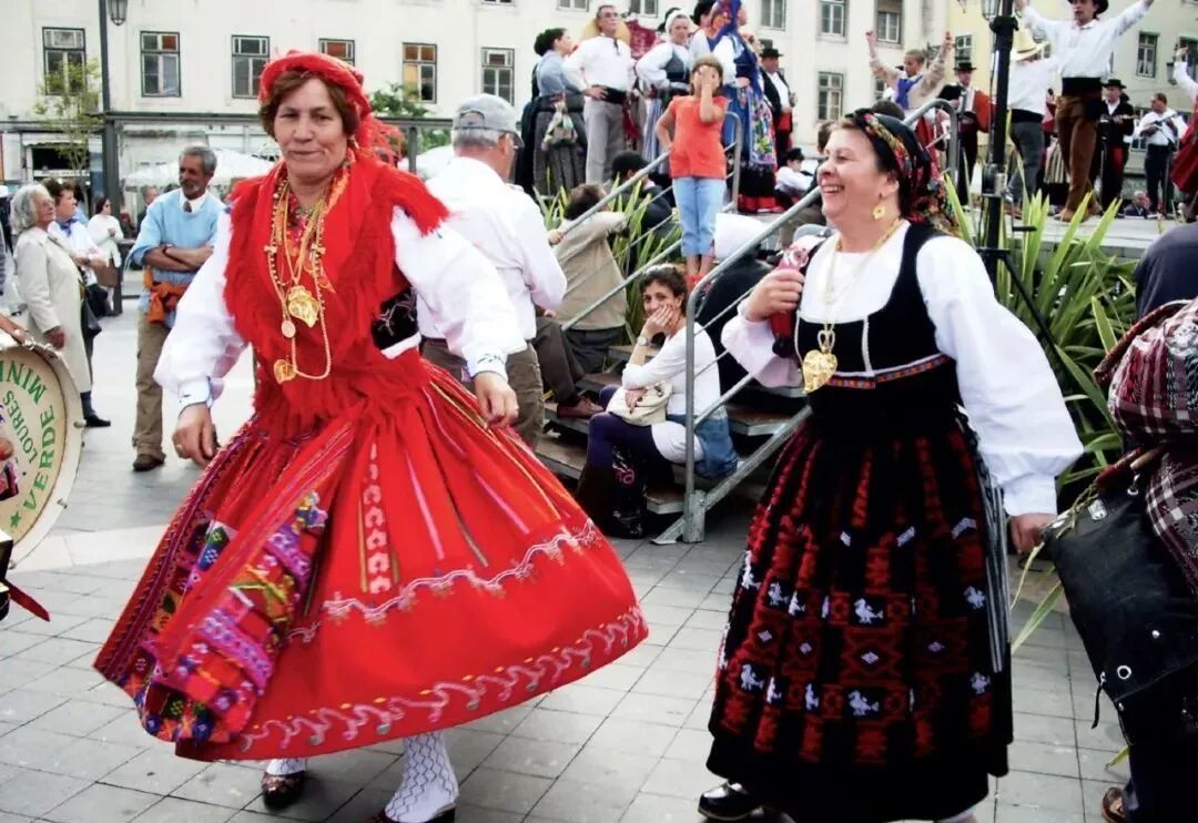 异域风情的美葡萄牙传统服饰_橙果网