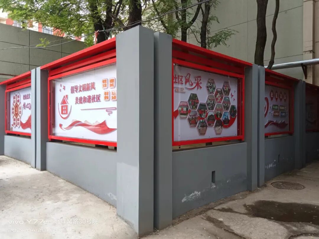 清理堆放杂物,建设电动自行车棚,车棚外立面设立社区宣传栏