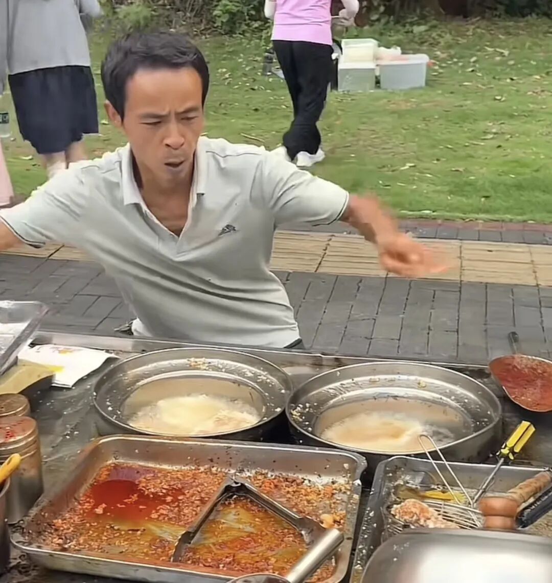 鸡排哥 精神贫瘠涌向鲜活生命,鸡排哥爆火背后：一场时代对奋斗者的集体朝圣
