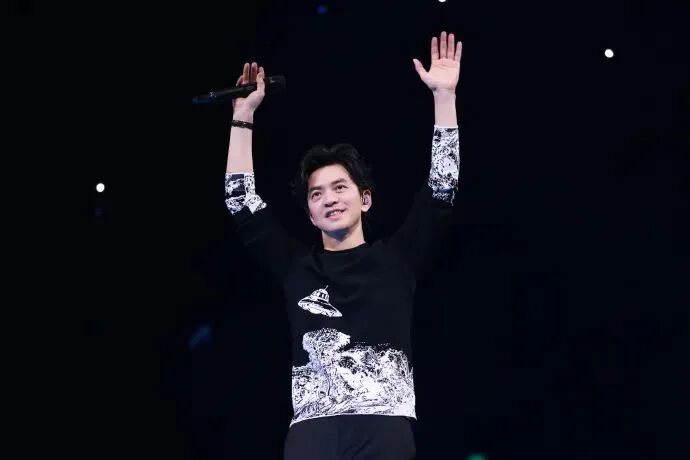 李健万物安生时澳门站银河综艺馆首场四面舞台如梦如幻