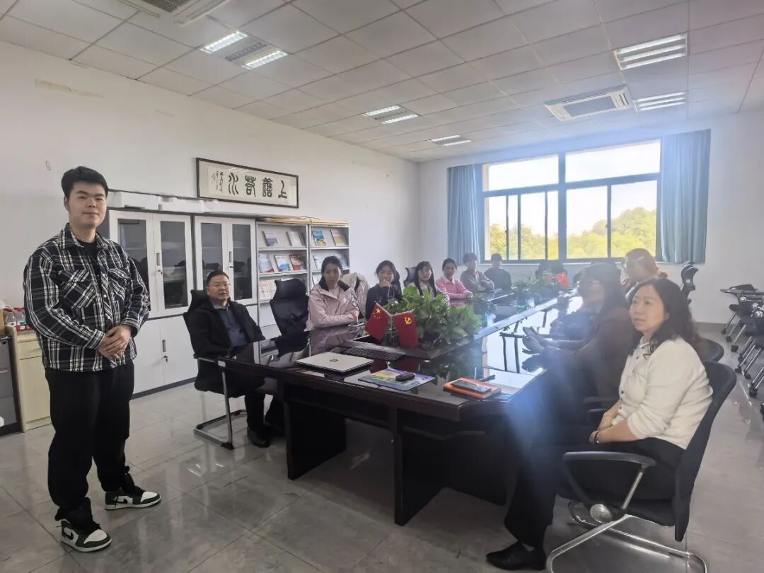 四人一起研究算法.jpg