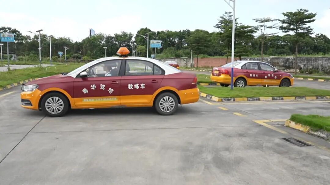 狮山的一家驾校中可以看到,无论是营业厅,智慧学车室,或是户外练车场