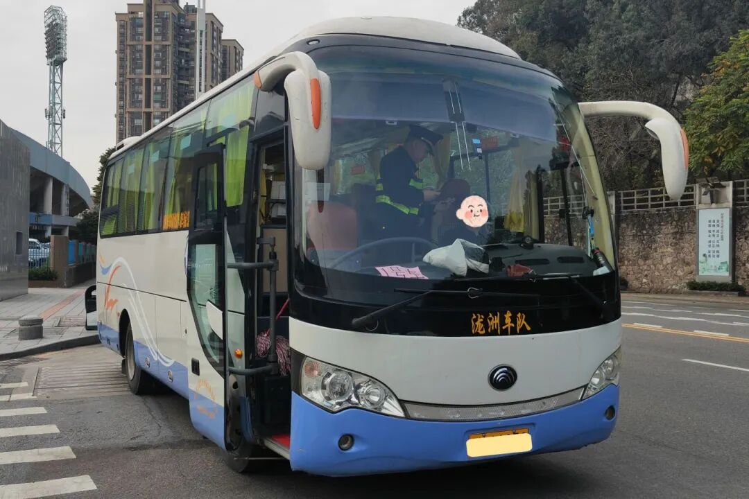 支队联合公安交警部门在陈村镇锦龙地铁站周边开展网约车非法营运联