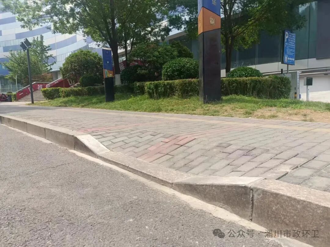 8条道路人行道开设斜坡路口55处!