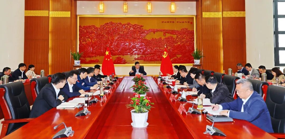 县委书记胡晓峰主持召开县委常委会会议