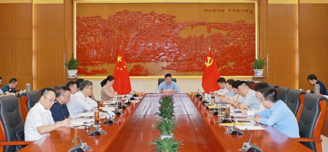 县委理论学习中心组召开专题学习会