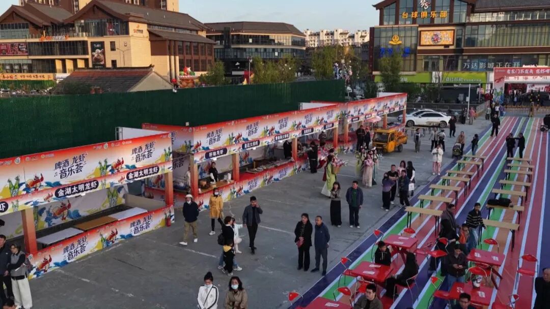 宝应老东门啤酒龙虾音乐荟持续火爆点亮城市“夜经济”