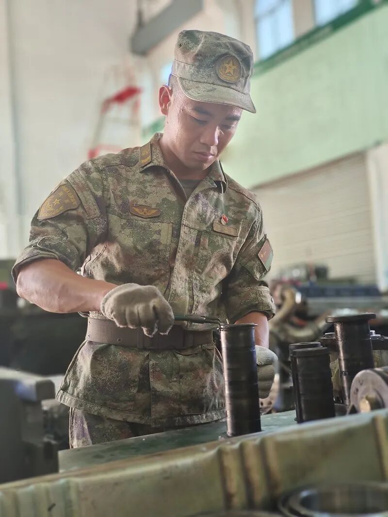 当兵15年他成为双料修理技师