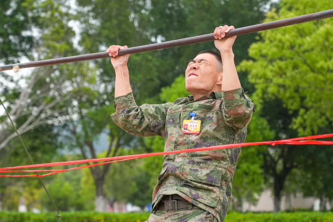 基础体能戎装在身,不负韶华相信在新训骨干们的带领下新兵们一定能