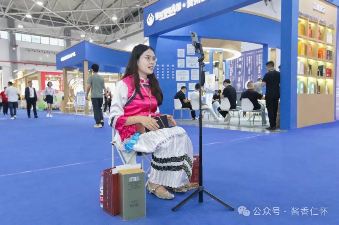 酒博盛会刮起"直播旋风"，线上带货成展会新引擎(图2)