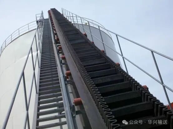 华兴实践｜水泥砂石大倾角输送！大倾角挡边皮带机的省空间秘籍