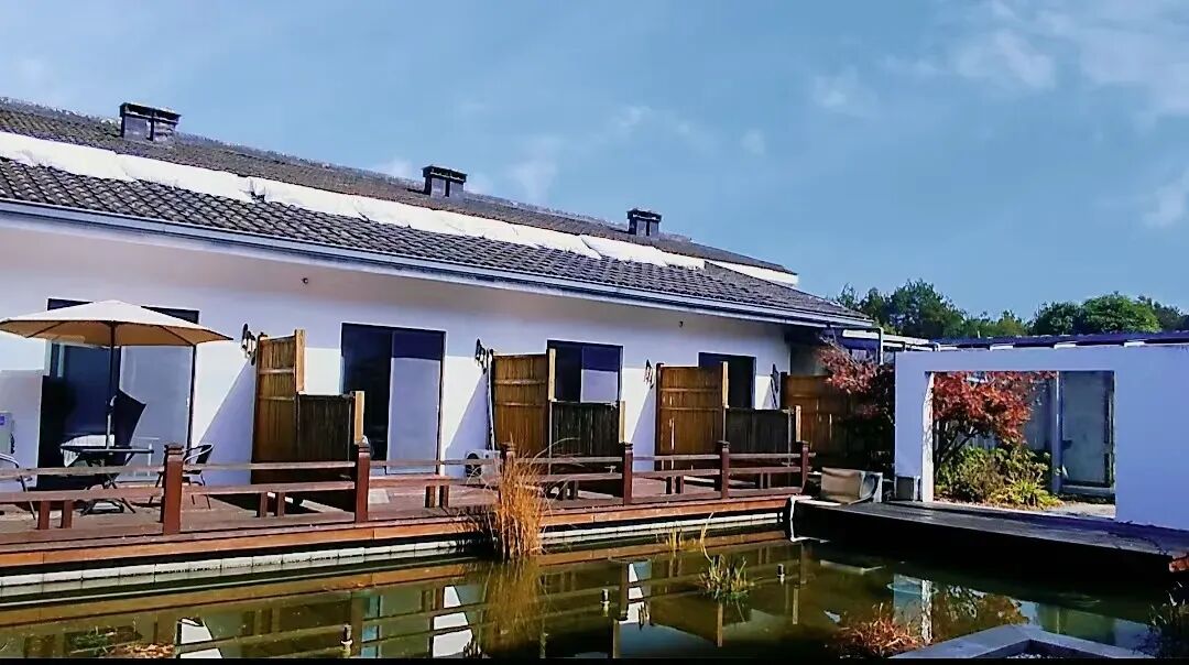 前往鹰潭火车站,从鹰潭火车站打车即可前往白鹤湖嘻嘻哩生态水世界