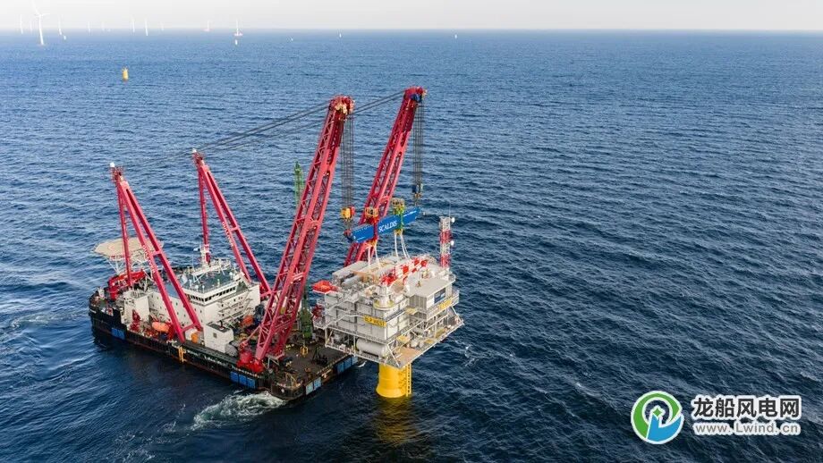 這座海上風(fēng)電場(chǎng)，兩座海上變電站安裝就位！
