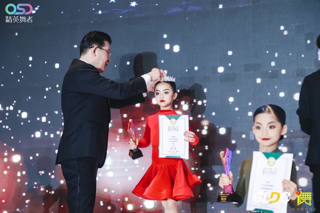 证书和奖杯哪个好