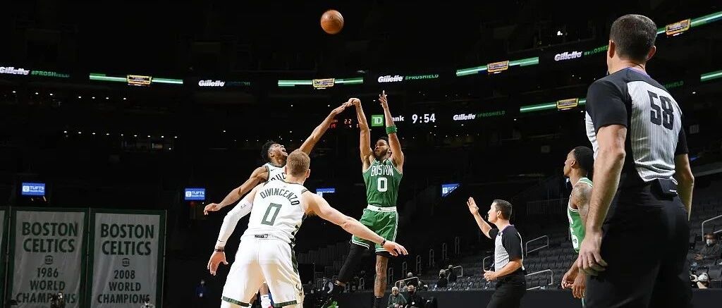 塔图姆的三分准绝杀足够戏剧，然后字母哥就用罚球绝杀了自己