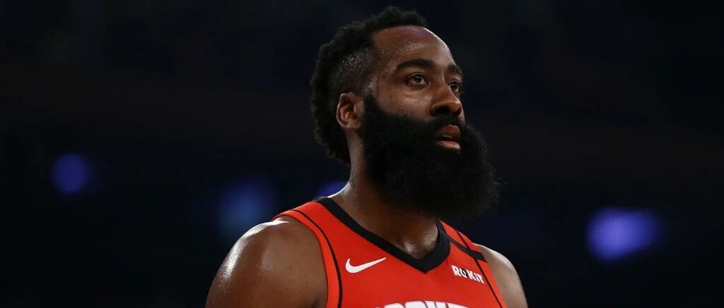 当其他人在训练馆挥汗如雨时，哈登在夜店挥撒着美元