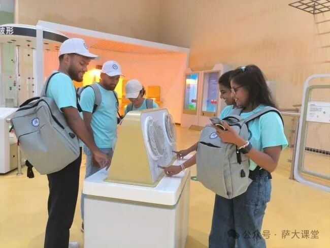 一堂行走的国际课 黄冈师范学院斯里兰卡师生走进武汉光谷体验科技与创新