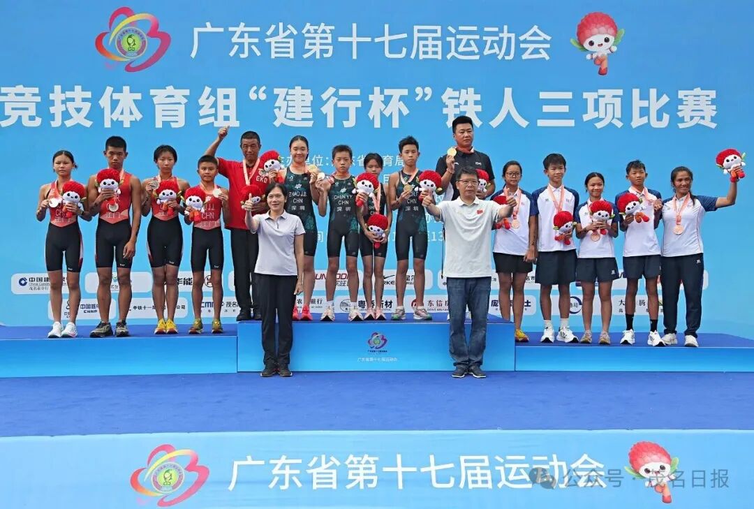 铁人三项乙组混合接力赛颁奖。