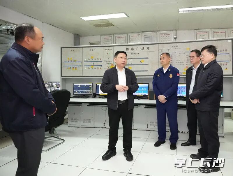 陈博彰在地铁2号线锦泰广场站检查督导。