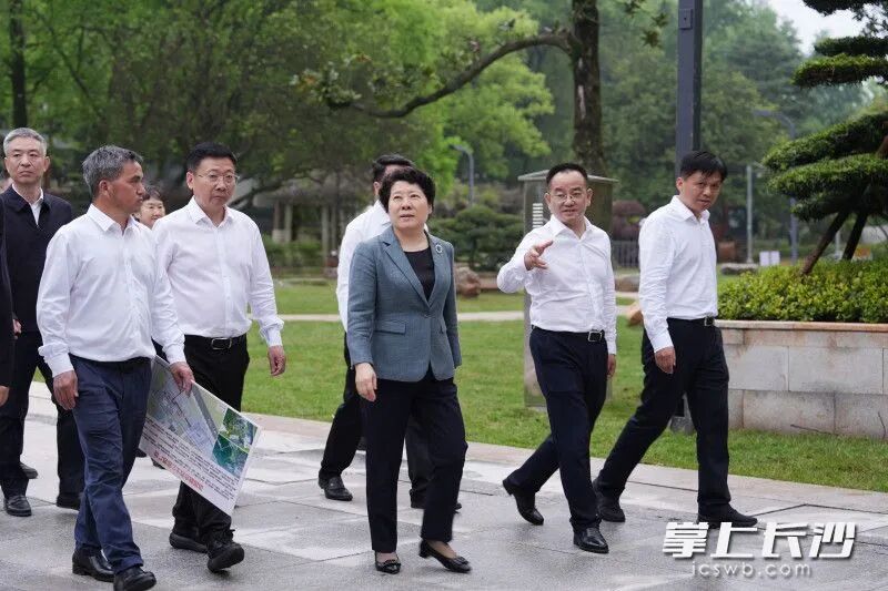 4月10日，省委常委、市委书记吴桂英调研湖南省博物馆和湖南烈士公园“馆园融合”工作。