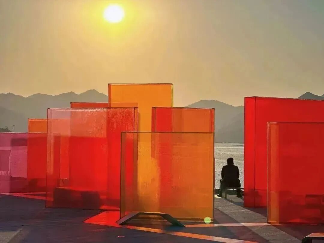 在茅洋乡蛎港兴村洋岙山海边的观景平台上,一块块橙色,黄色,红色立体