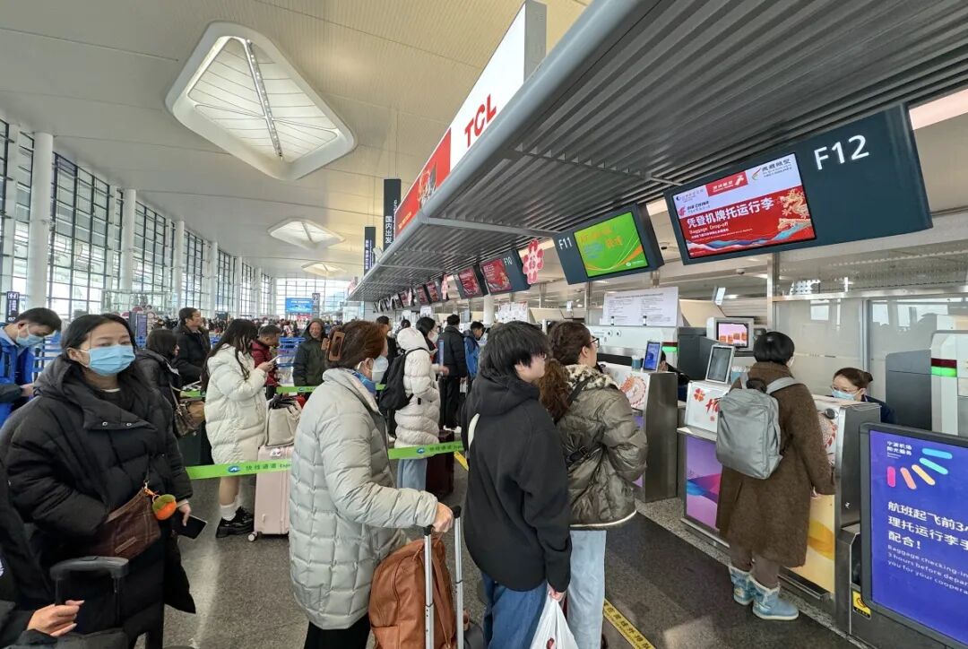 宁波机场t2航站楼旅客正在候机.
