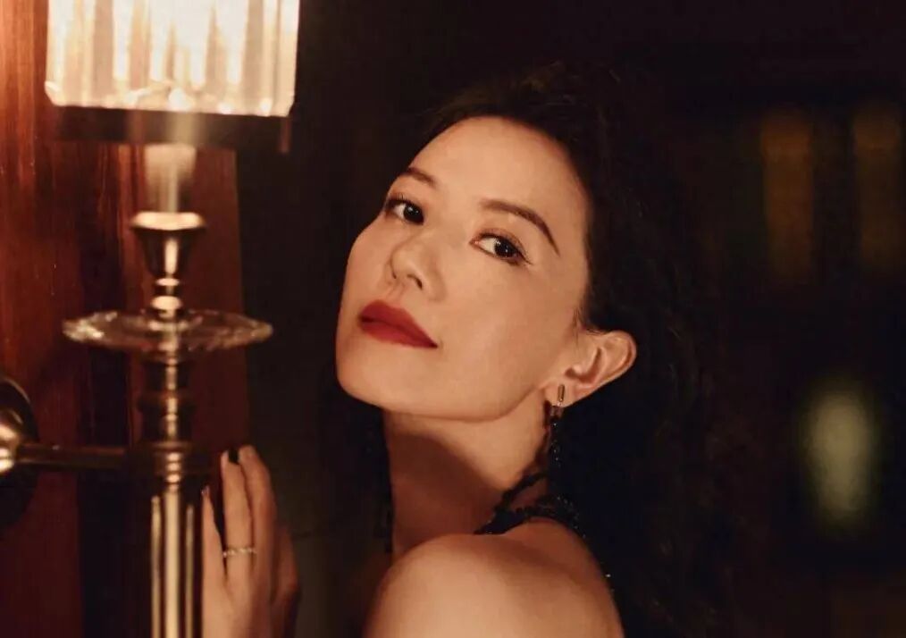 于适高圆圆豪门姐弟,45岁高圆圆惊艳亮相珠宝晚宴！蓝裙优雅似仙女下凡，跟于适同框像..