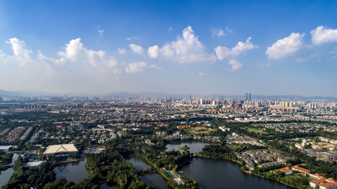从云南民族村上空远眺昆明市区。新华社.JPG
