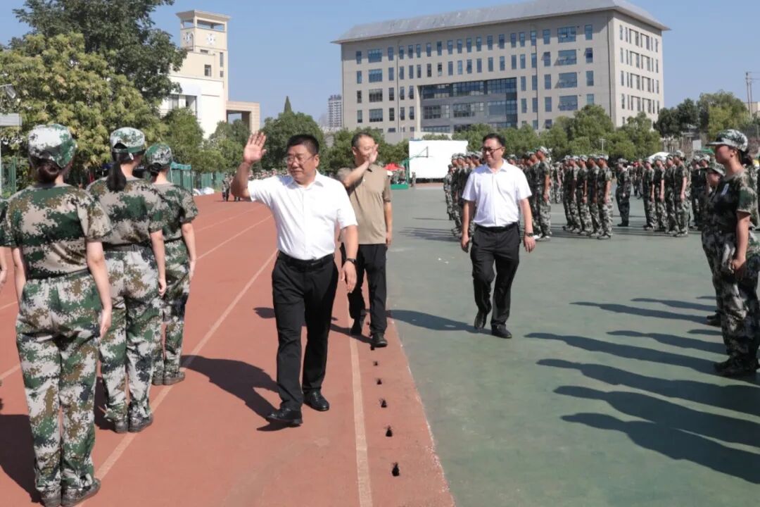 校长邓昌大深入军训场亲切慰问参训新生