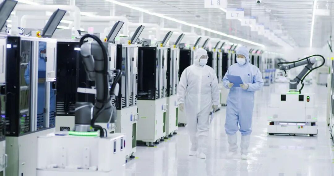 具身智能轻量级模型1B参数登顶Evo-SOTA榜单 工业机器人部署新突破